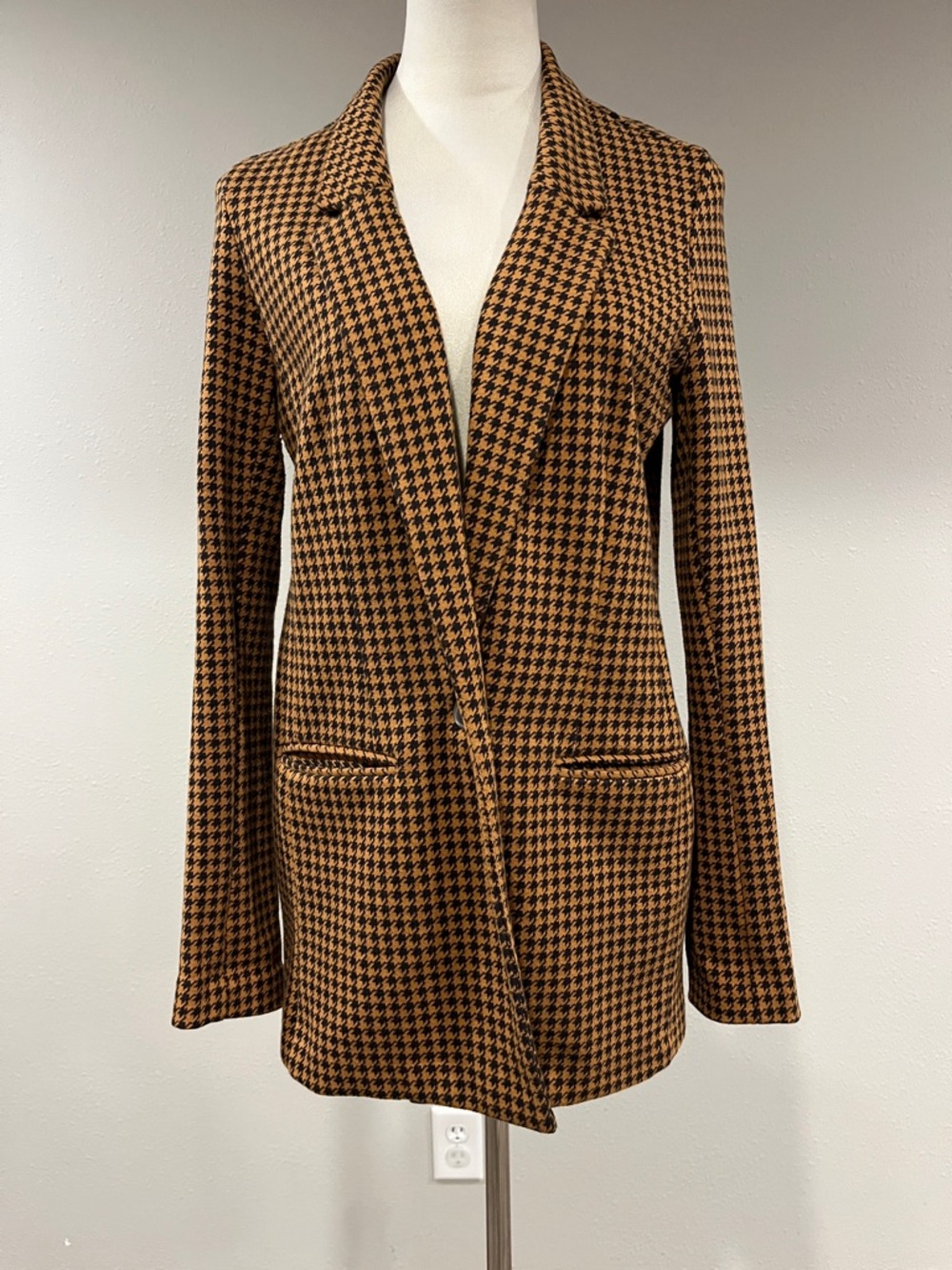 Old Navy Tan & Black Houndstooth one button Blazer Jacket size small‎ tall